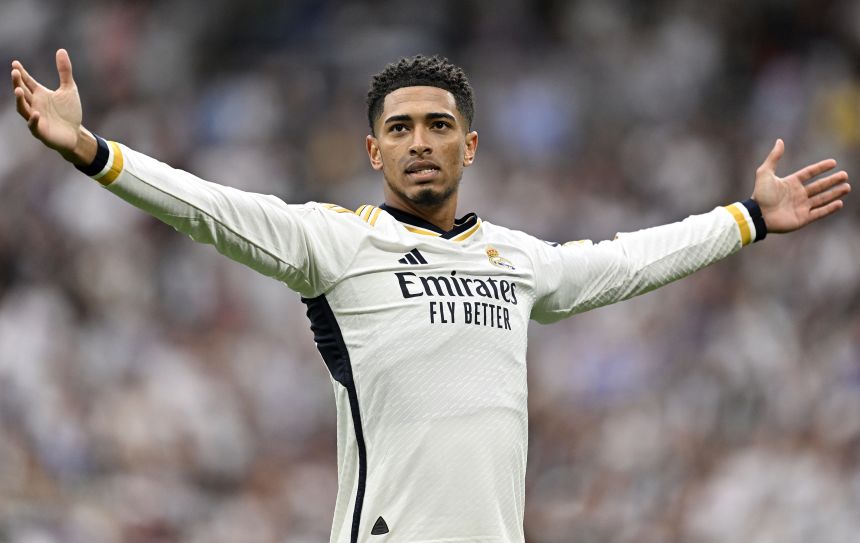 Jude Bellingham merentangkan tangan merayakan gol untuk Real Madrid