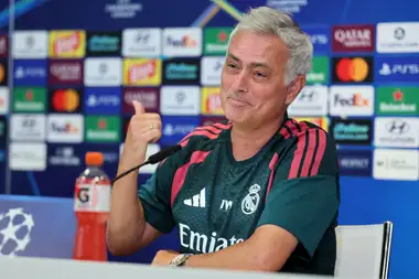 Jose Mourinho menerima hadiah sprinkler jelang Real Madrid vs Inter