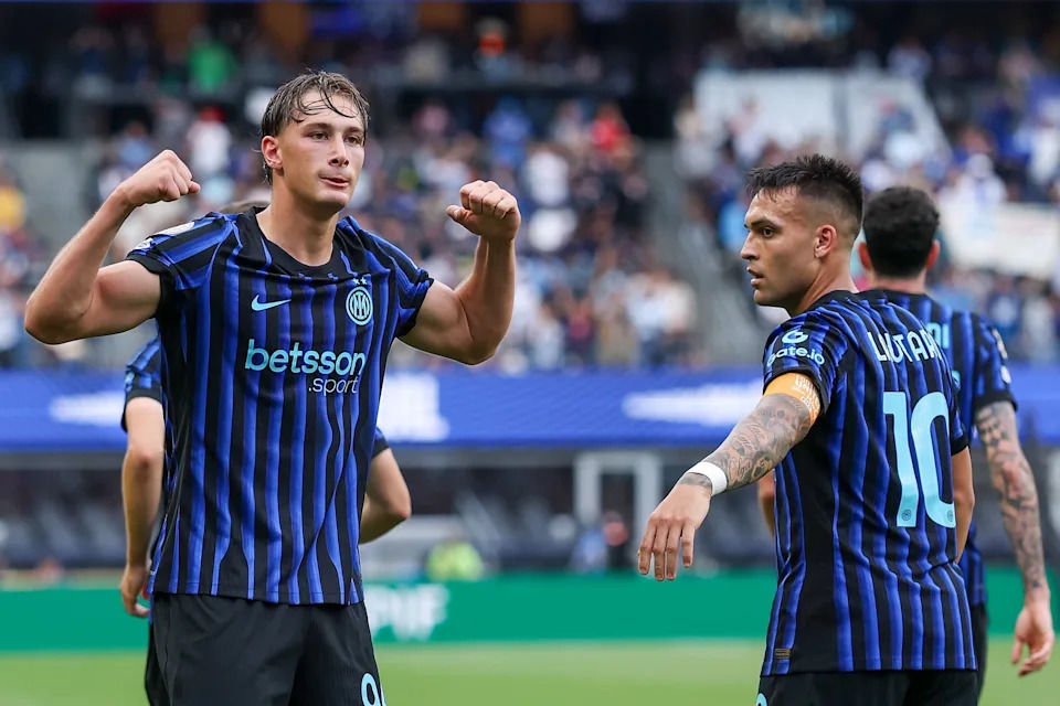 Francesco Pio Esposito mengepalkan kedua tangan merayakan gol bersama Lautaro Martinez.