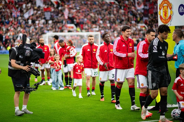 Manchester United Bersama Anak-anak Maskot di Lapangan
