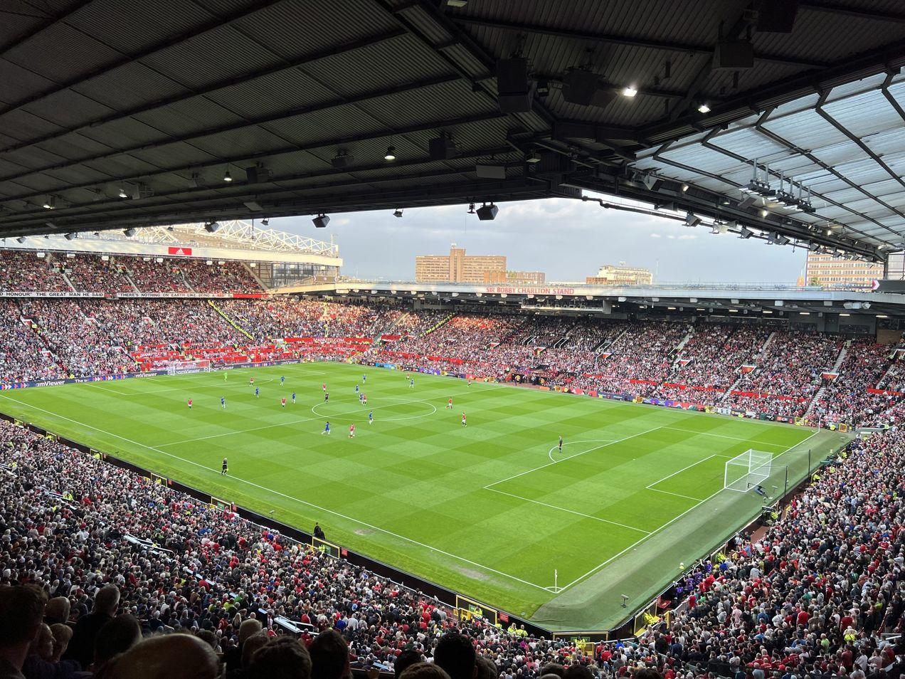Michael Carrick berusaha membawa Manchester United bangkit di Old Trafford