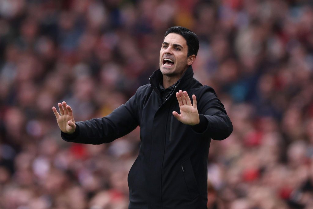 Mikel Arteta memberikan arahan kepada pemain Arsenal usai mengalahkan Lille